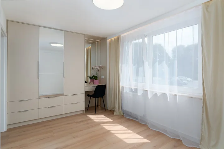 Firany i makarony w małych pomieszczeniach — jak optycznie powiększyć przestrzeń