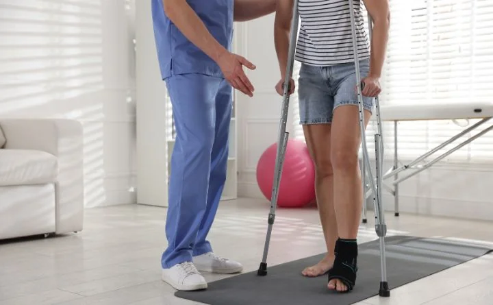 Najczęstsze błędy podczas chodzenia o kulach, które spowalniają powrót do sprawności