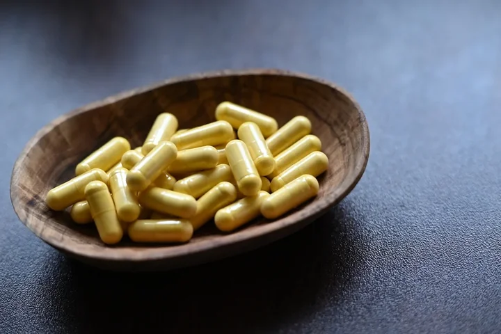 Zdjęcie przedstawia jasnożółte tabletki.