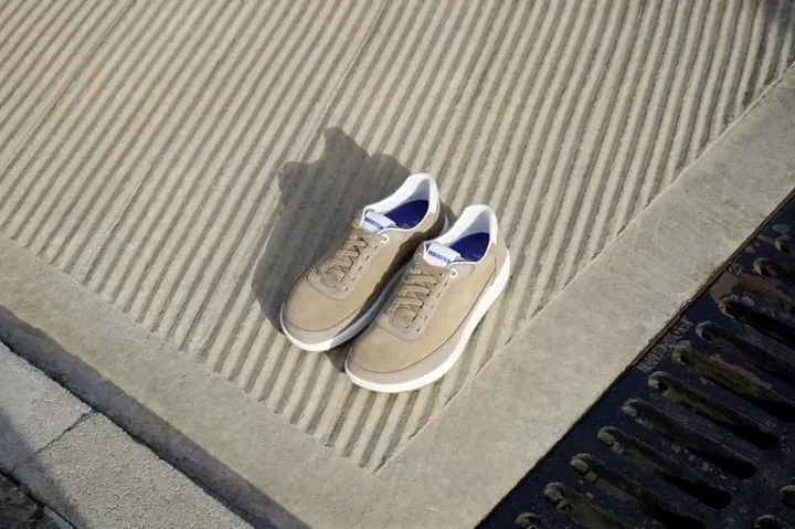 Birkenstock Honnef w jasnym, zamszowym wydaniu – minimalistyczny sneakers, który dobrze wpisuje się w codzienne, miejskie stylizacje na pogodną jesień.