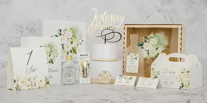 Na zdjęciu zestaw papeterii i dodatków ślubnych wykonanych w pracowni artMA.