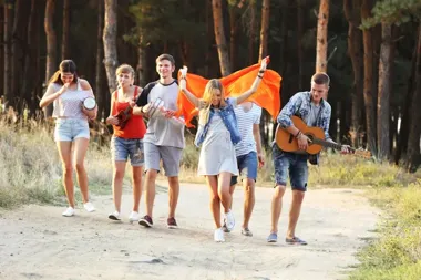 Czy obozy młodzieżowe za granicą rozwijają samodzielność bardziej niż krajowe wyjazdy?