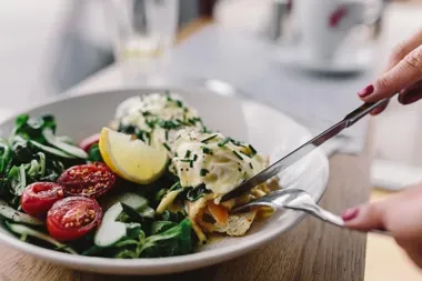 Catering dietetyczny w Grudziądzu: kto powinien rozważyć ten model odżywiania się?