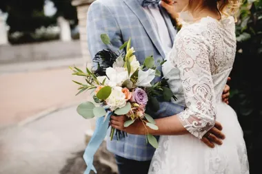 Papeteria i dodatki ślubne – przewodnik po tym, co warto zamówić z wyprzedzeniem