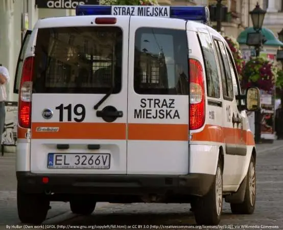 Policjantka w szkołach Włocławek uczy uczniów klas 7 i 8 o szkodliwości alkoholu