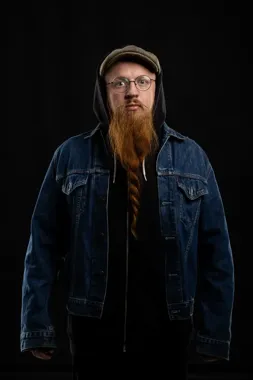 Grafika promocyjna wydarzenia Arek JAKSA w Włocławku. Stand-up „Warto Rozmawiać, Andrzej” w Garage Hotel