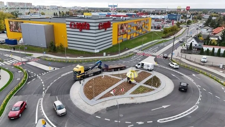 Fajansowa Lampa Rogata ozdobiła rondo na Starym Mieście