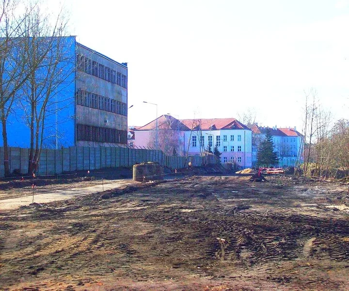 Nad Wisłą rośnie nowy ciąg spacerowy z drogą, rowerami i zielenią