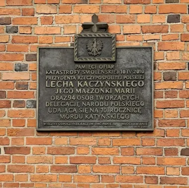 Włocławek odda hołd ofiarom Smoleńska przy murach katedry