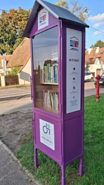 Przy szkole we Włocławku odnowiono fioletową budkę z książkami