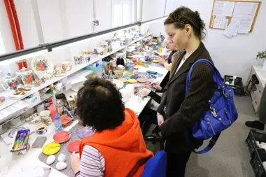 Fajans Włocławka wraca w szkle. Artystka szuka w mieście nowego światła