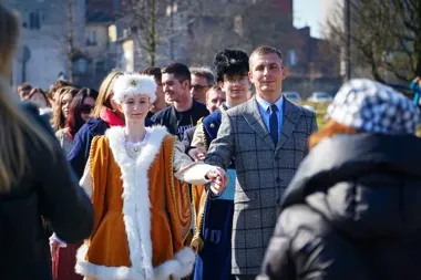 Maturzyści zatańczą poloneza na Starym Rynku – wiosna we Włocławku