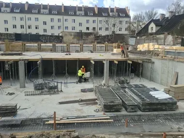 Na Cygance rośnie nowy kwartał – żuraw już wchodzi na plac budowy