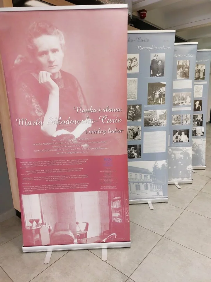 Wystawa o Marii Skłodowskiej-Curie w bibliotece miejskiej przypomina o dwóch Noblach