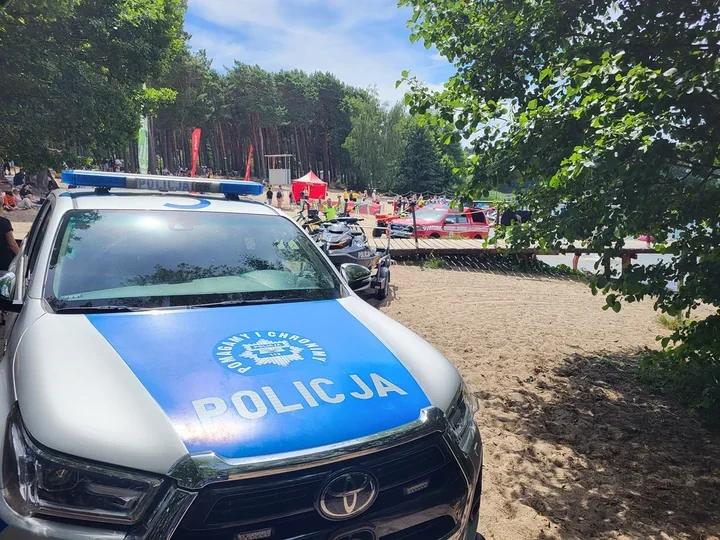 Nad Jeziorem Czarne we Włocławku pokazali ratunek z wody przed wakacjami