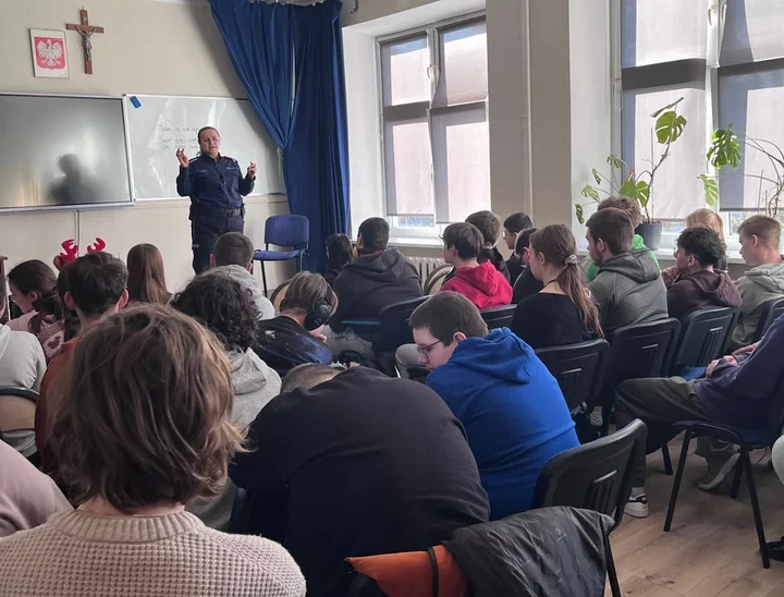 Włocławscy policjanci uczyli uczniów w Modzerowie - cyberprzemoc obnażona