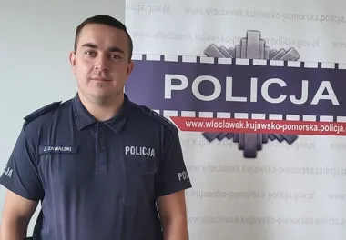 Policjant ruszył przed służbą. 70-latka w piżamie szła do Dąbrowic