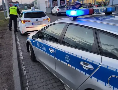 Włocławska kontrola TAXI z aplikacji skończyła się trzema zatrzymanymi dowodami