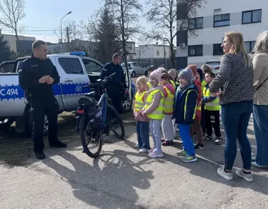 Sześciolatki z Włocławka weszły do komendy i od razu ruszył pokaz sprzętu