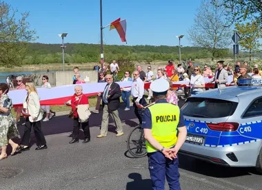 100-metrowa flaga i policyjny nadzór - przemarsz w centrum Włocławka