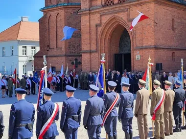 Policjanci wśród mundurowych podczas obchodów 3 Maja we Włocławku
