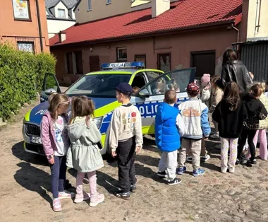 Przedszkolaki z Włocławka zasiadły w radiowozie i na motocyklu policji