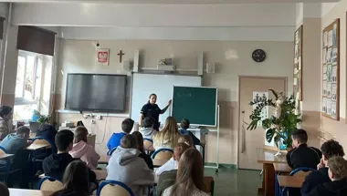 Jedno zdjęcie w sieci może rozpędzić lawinę - policjanci ostrzegli uczniów we Włocławku