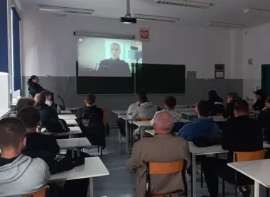 Jedna obietnica pracy za granicą może zmienić wszystko - policjantka ostrzegła uczniów