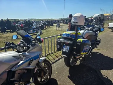 Sezon w Kruszynie ruszył pod policyjną osłoną - setki motocykli na trasie