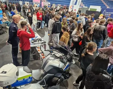 Policyjny motocykl przyciągnął uczniów na targach we Włocławku