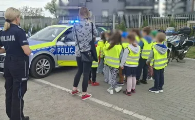 Odciski palców i radiowozy - dzieci zobaczyły policję od środka we Włocławku