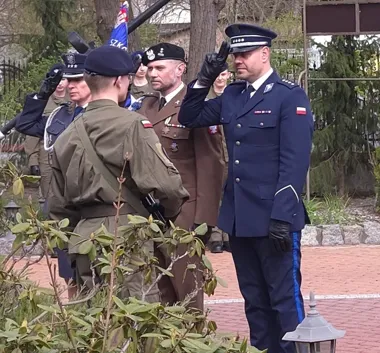 Włocławscy mundurowi stanęli przy pomniku - pamięć o Katyniu wróciła