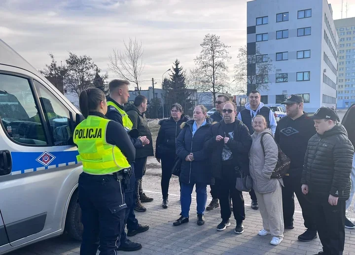 Podopieczni OLIGO odwiedzili włocławską komendę - pokaz radiowozu i psa zrobił wrażenie