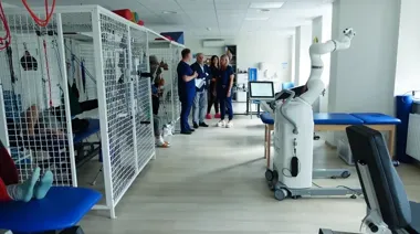 Robot Robert wspiera rehabilitację pacjentów we Włocławku